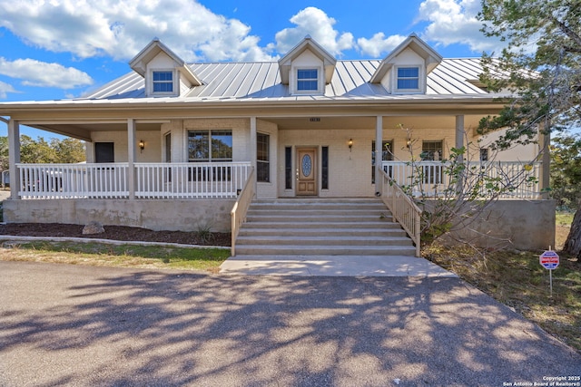 view of front of property featuring covered porch