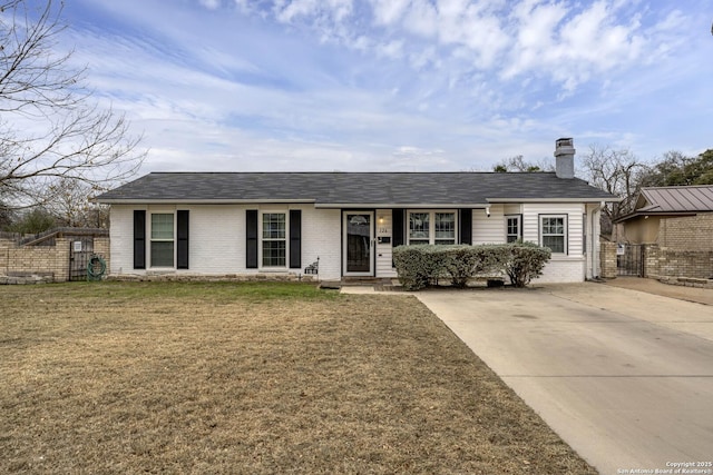 ranch-style house featuring a front yard