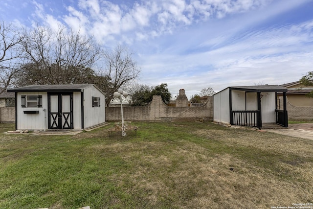 view of yard featuring a storage shed