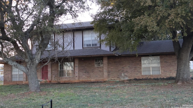 view of front of house featuring a front lawn