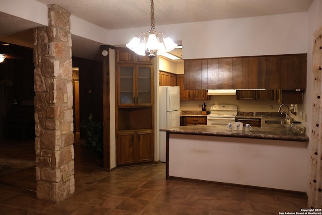 kitchen featuring exhaust hood, kitchen peninsula, white appliances, hanging light fixtures, and sink