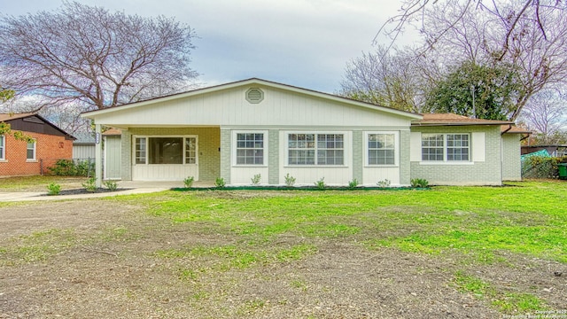 ranch-style house featuring a front yard