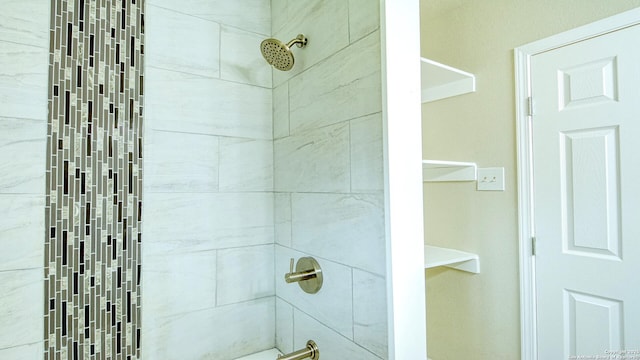 bathroom featuring tiled shower / bath