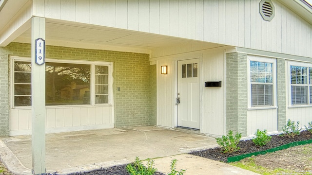 entrance to property featuring a patio area