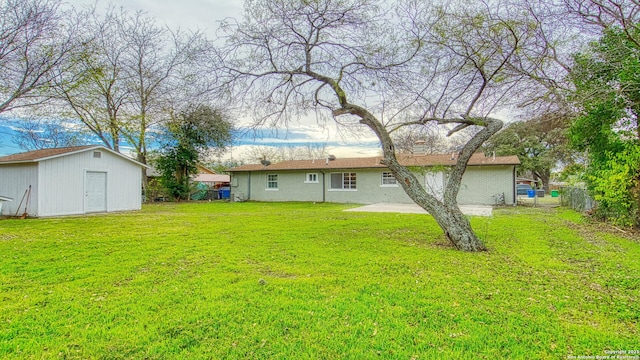 view of yard featuring a storage shed