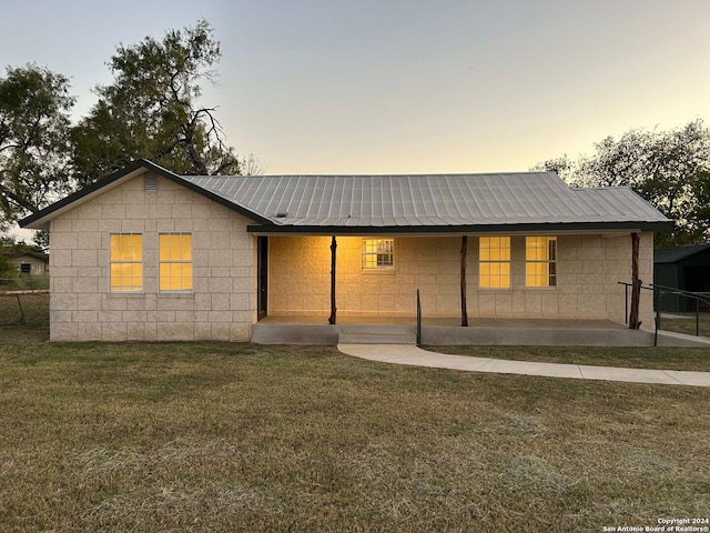 single story home featuring a lawn