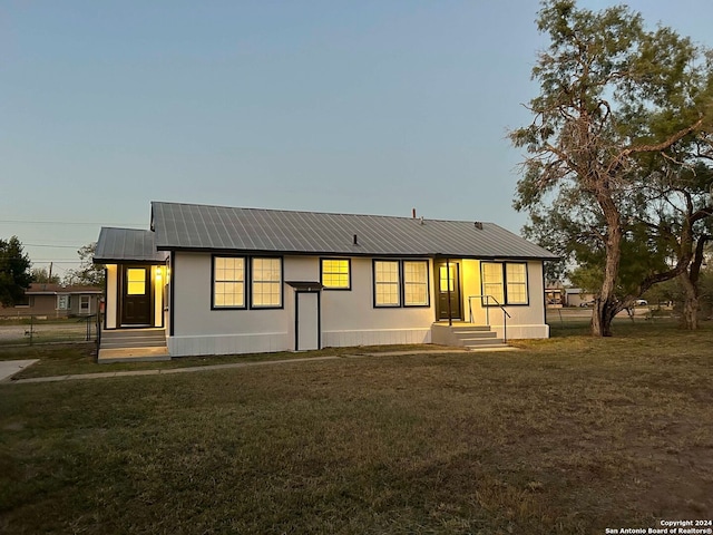 view of front of property featuring a yard