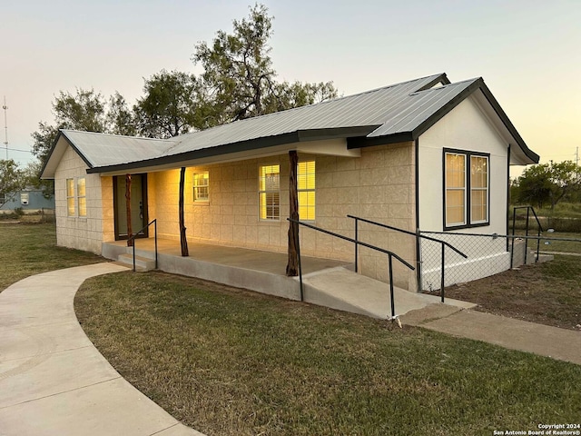 view of front of house featuring a yard