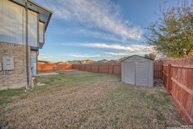 view of yard with a storage unit