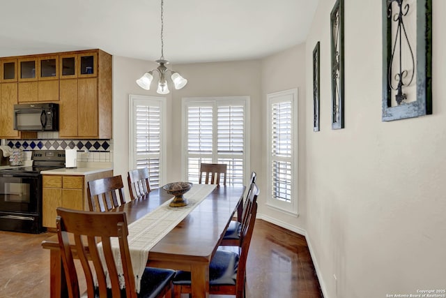 dining space with a notable chandelier