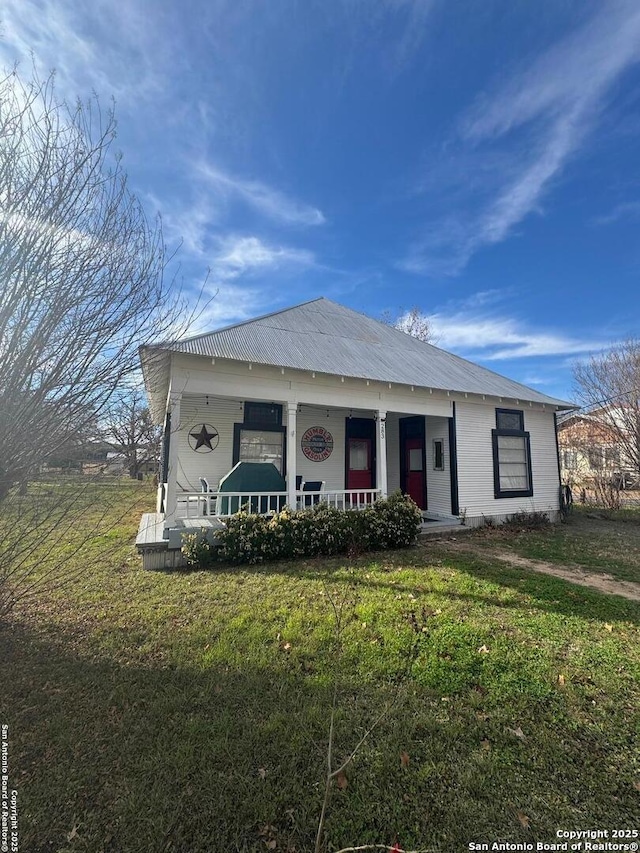 view of front facade featuring a front lawn and a porch