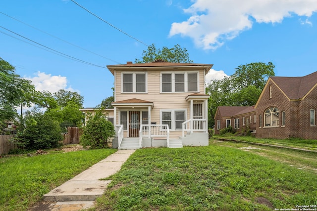 view of front of property featuring fence and a front yard