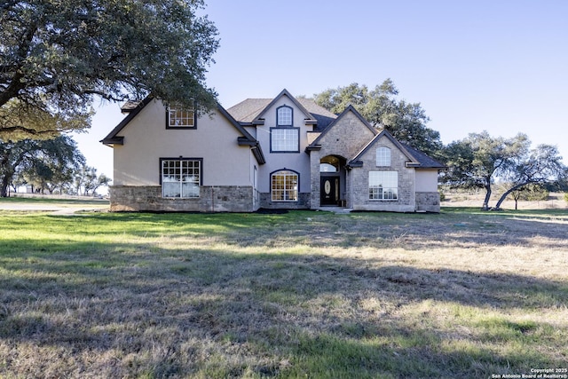 view of front of house featuring a front lawn