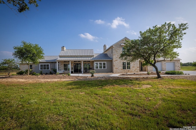 view of front of property featuring a front yard and a garage