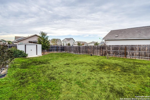 view of yard featuring a storage unit