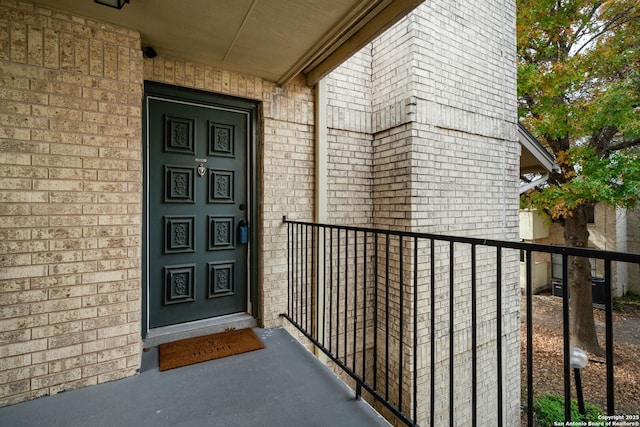 property entrance featuring a balcony