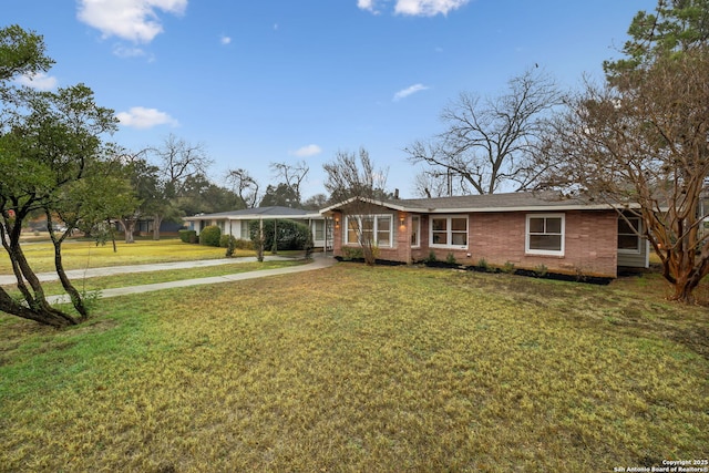 single story home with a front lawn