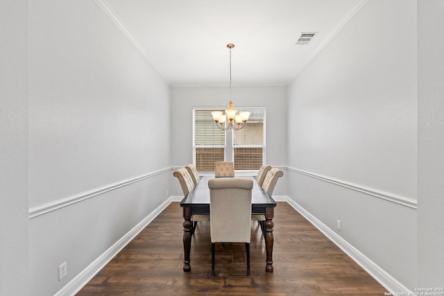 dining area with visible vents, baseboards, dark wood-style floors, an inviting chandelier, and crown molding