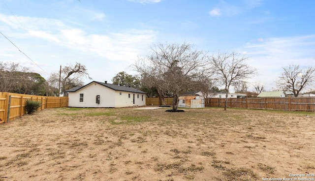 view of yard featuring a storage unit