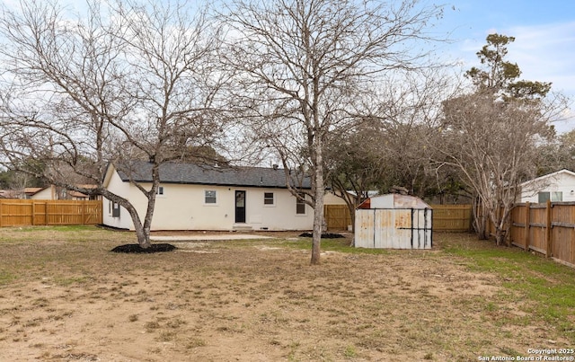 view of yard featuring a storage unit