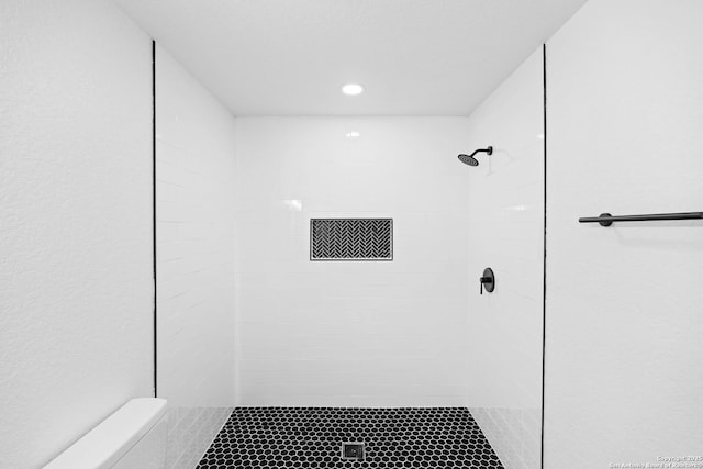 bathroom featuring a tile shower