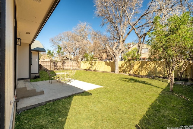 view of yard featuring a patio area