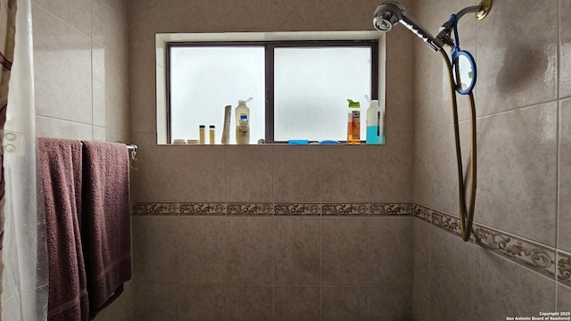 full bathroom featuring a tile shower
