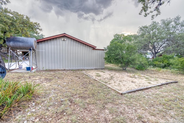 view of yard featuring an outbuilding