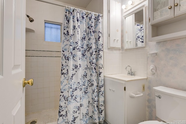 full bathroom with decorative backsplash, a tile shower, vanity, and toilet