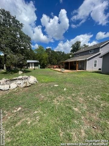 view of yard featuring a shed