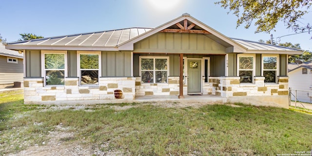 view of front of house with a front lawn