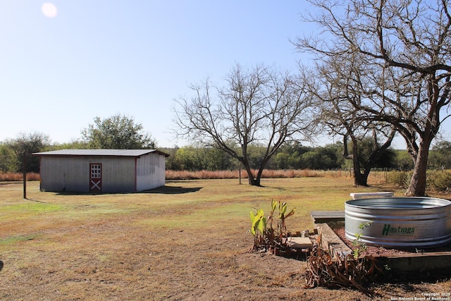 view of yard featuring an outdoor structure