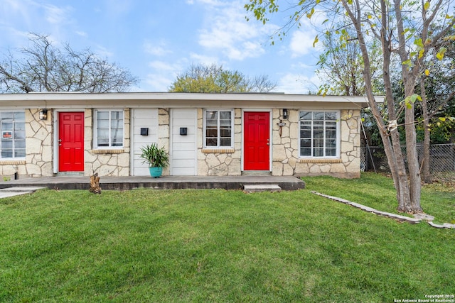 single story home featuring a front yard