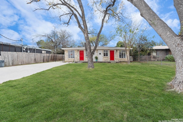 view of front facade featuring a front lawn