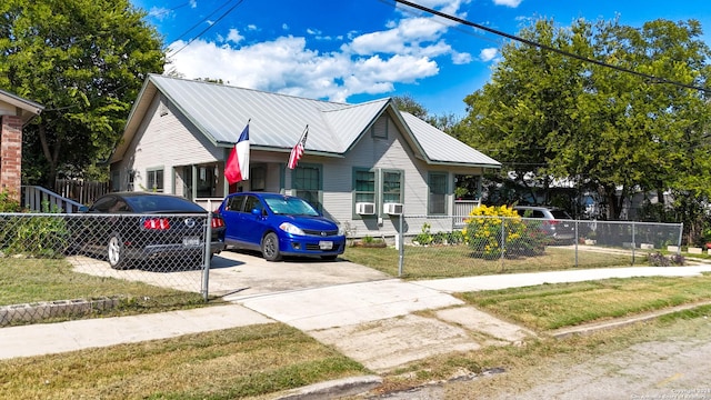 view of front facade featuring a front lawn