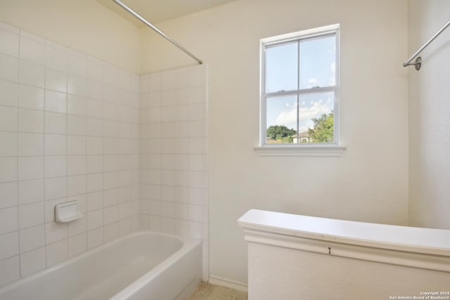 bathroom with tiled shower / bath