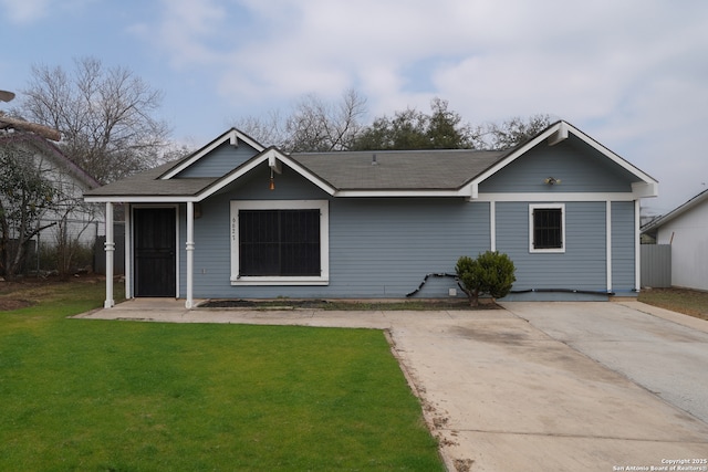 view of front facade with a front yard