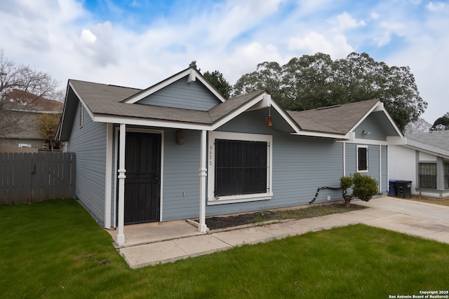 view of front facade featuring a front lawn