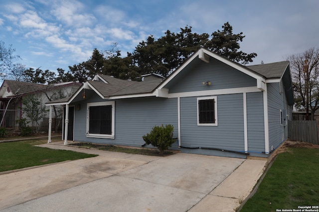 view of front facade featuring a front lawn