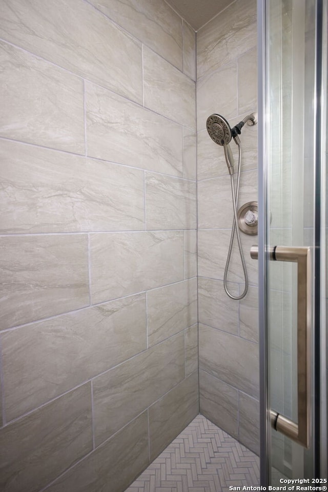 bathroom featuring a tile shower