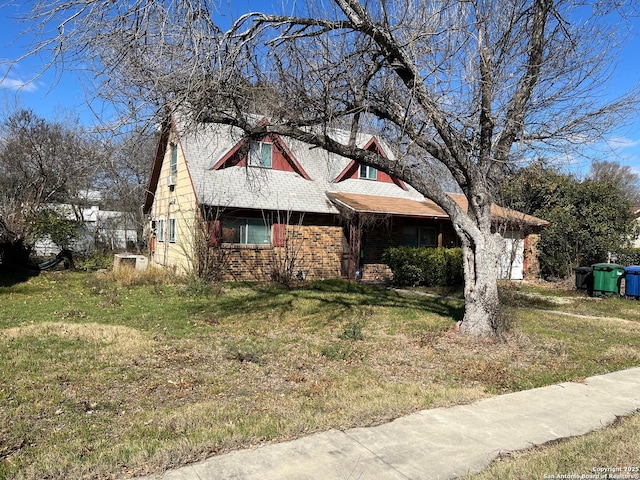 view of front of house with a front lawn