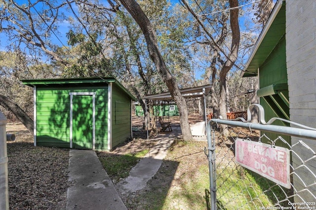 view of yard featuring a storage unit