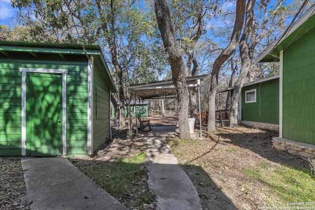 view of yard featuring a storage shed