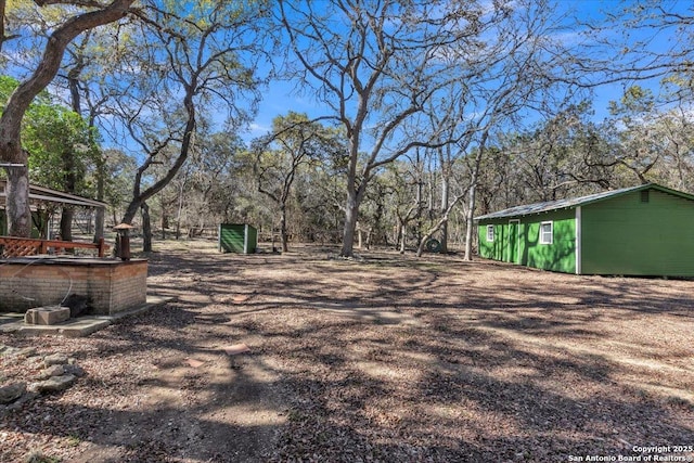 view of yard with an outbuilding