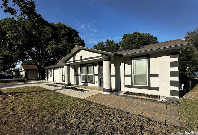 view of front of house with a front yard