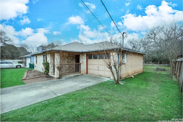 view of front facade with a garage and a front yard