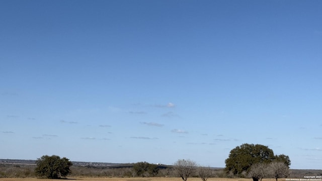 Listing photo 3 for 884 County Road 669, Devine TX 78016