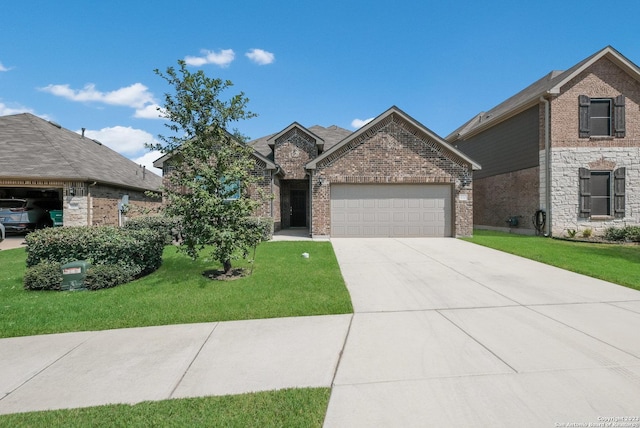 view of front facade featuring a front lawn and a garage