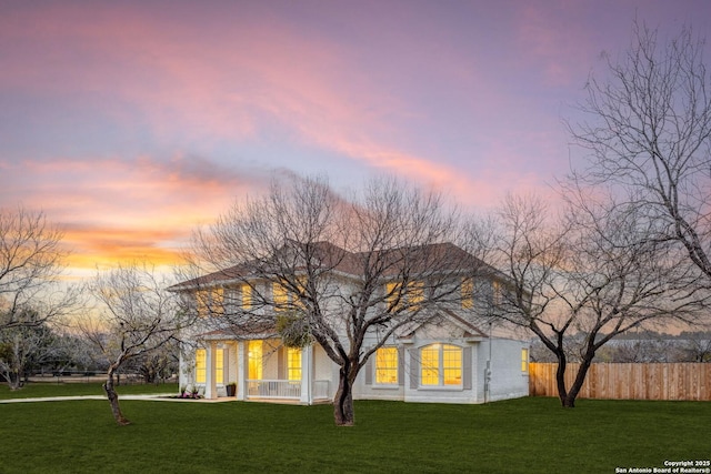 view of front of property featuring a lawn