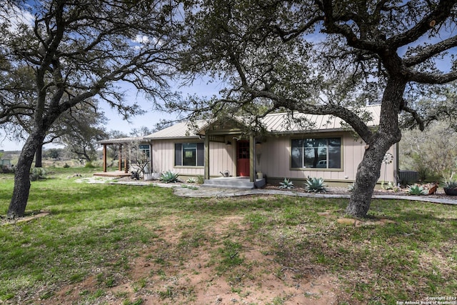 ranch-style house with a front yard